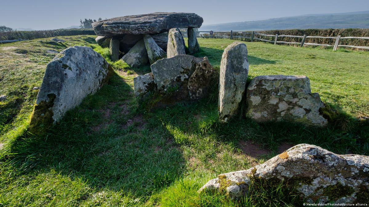 Arqueólogos excavan una tumba ligada al rey Arturo