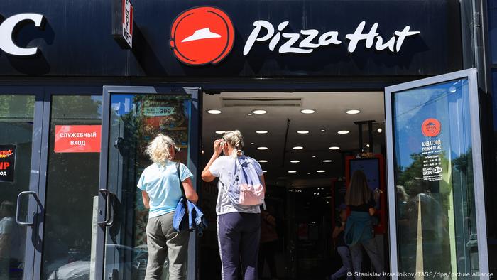 Filial de KFC al lado de una de Pizza Hut en Moscú (07.06.2022)