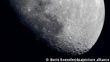 Deutlich sind die Krater auf der Oberfläche des zunehmenden Mondes zu erkennen. Am Dienstag (27.04.2021) gibt es bei entsprechenden Witterungsverhältnissen den nächsten Supermond zu sehen, bei dem der Mond besonders groß wirkt.