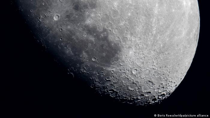 Teleskopaufnahme des Mondes, Krater auf Oberfläche
