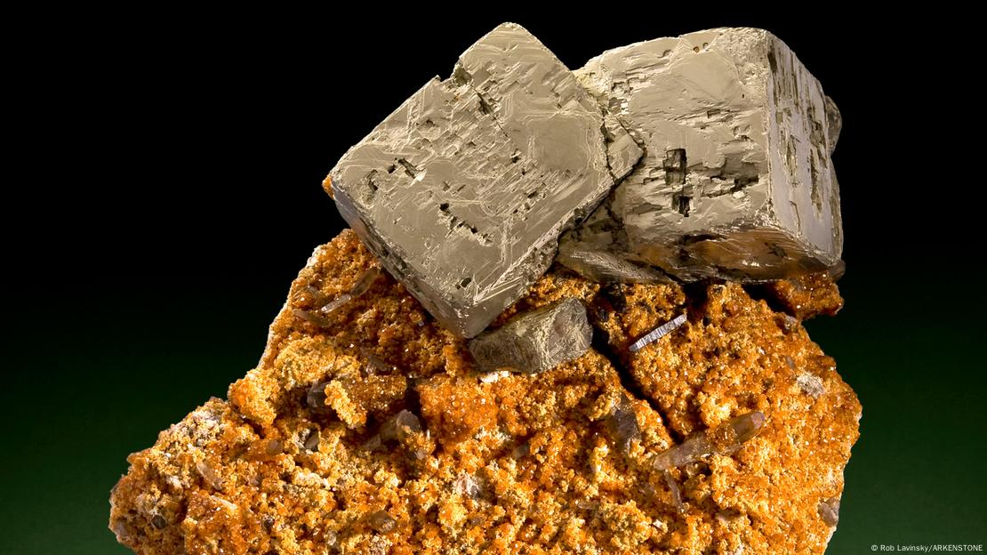 Se forma de 26 maneras diferentes, la mayor cantidad de cualquier mineral. La pirita es tan estable que se forma tanto a alta como a baja temperatura, tanto con agua como sin ella, y tanto con la ayuda de microbios como en entornos difíciles donde la vida no juega ningún papel. 