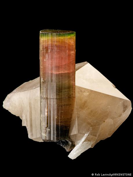 Turmalina: El mineral más común con el elemento boro. Forma magníficos cristales en pegmatitas de granito ricas en minerales, que albergan cientos de especies minerales exóticas. La turmalina es interesante en el contexto de la aglomeración y la división.