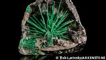 Foto Beryl: Beryl, the most common mineral containing the element beryllium, comes inmany beautiful colors such as emerald — its common name). The authors' newapproach to classification includes, among other innovations, lumping severalspecies with the beryl structure into a single root mineral kind while splittingoff several individual natural kinds based on their unique formationalenvironments, which create distinct red, pink, blue, and green kinds. --
Earth's mineral diversity is 75% greater than previously thought