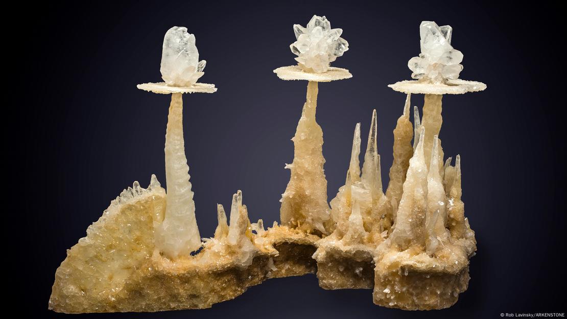 Se sabe que la calcita se forma de al menos 17 formas diferentes, lo que la convierte en una de las especies minerales más diversas (junto con la pirita). Este ejemplo de otro mundo parece ser un depósito en una cueva que capta diferentes episodios de cristalización que se correlacionan con los cambios en los niveles de agua en el sur de China, durante la Edad de Hielo.