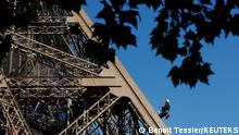पेरिस का एफिल टावर जंग खा चुका है और इसे पूरी मरम्मत की जरूरत है. लेकिन फिलहाल तो इस पर पेंट किया जा रहा है.