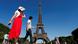Touristen aus aller Welt können nun wieder den Eiffelturm in Paris bestaunen, ohne an Corona-Auflagen denken zu müssen Touristen aus aller Welt können nun wieder den Eiffelturm in Paris bestaunen, ohne an Corona-Auflagen denken zu müssen