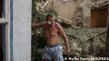 53-річний Юрій Щербаков стоїть навпроти свого будинку, зруйнованого внаслідок російського обстрілу Слов'янська, 5 липня 2022 року