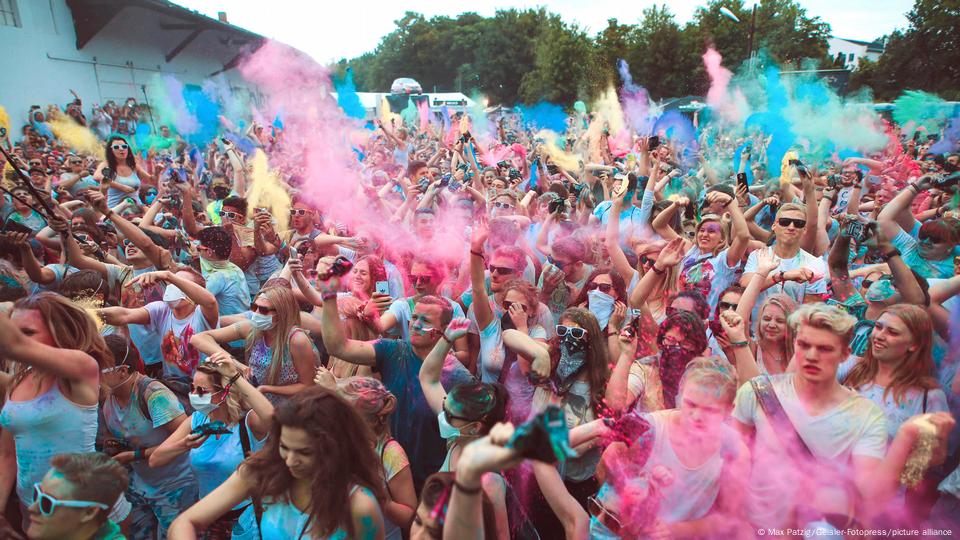 Holi: The colorful German summer party – DW – 07/06/2022