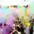 Tanzende und in Farben getunkte Menschen feiern beim Holi Festival of Colours in Dresden.