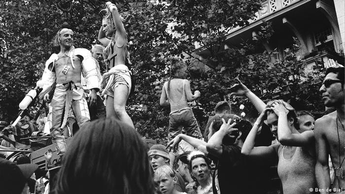 Unos 15.000 ravers se reunieron para la Love Parade en 1992. A la izquierda en la foto en blanco y negro: DJ Sven Väth.