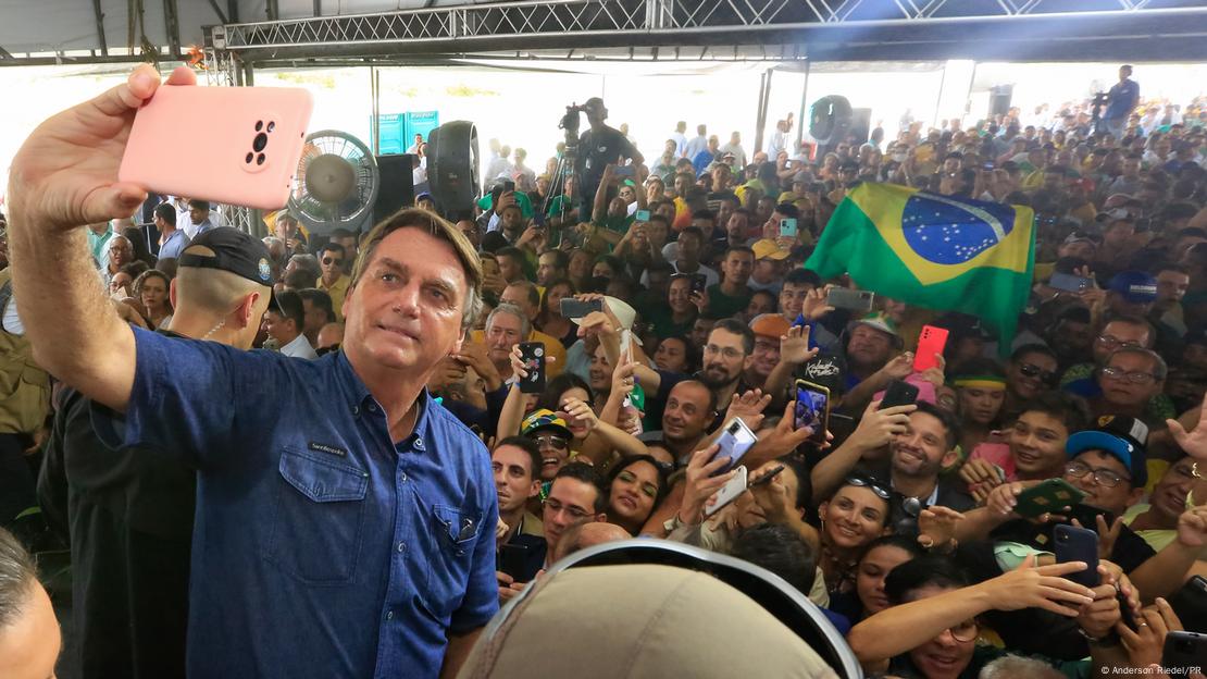 Bolsonaro tira selfie com cidadãos durante cerimônia de Inauguração da Duplicação de trecho da BR-101/SE e Conclusão dos Acessos à Ponte sobre o Rio São Francisco, em maio de 2022 