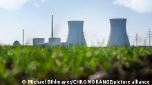 Kühltürme von einem Atomkraftwerk, Kernkraftwerk AKW in Grundremmingen Bayern