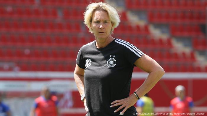 Martina Voss-Tecklenburg, directora técnica del once alemán de fútbol femenino, en un partido Chile-Alemania.