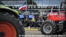 Landwirte blockieren die Ankunfts- und Abflughalle des Flughafens Groningen Eelde unter anderem mit Traktoren. Die Bauern sind wegen Auflagen zur Reduzierung des Stickstoff-Ausstoßes verärgert. Sie befürchten, dass zahlreiche Vieh-Betriebe schließen müssten. +++ dpa-Bildfunk +++