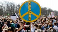 Mehr als 10.000 Teilnehmer demonstrieren beim 10. Globalen Klimastreik von Fridays for Future vom Regierungsviertel zum Brandenburger Tor. Berlin, 25.03.2022