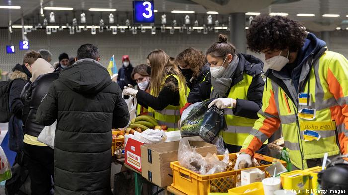 Freiwillige verteilen im Juli 2022 Hilfsgüter am Berliner Hauptbahnhof
