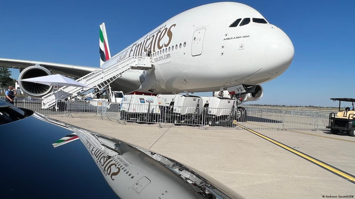 Airbus A380 - самый большой пассажирский самолет мира