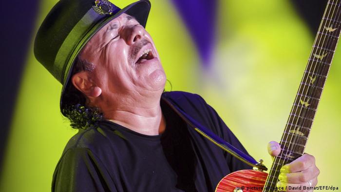 Carlos Santana, tocando la guitarra.