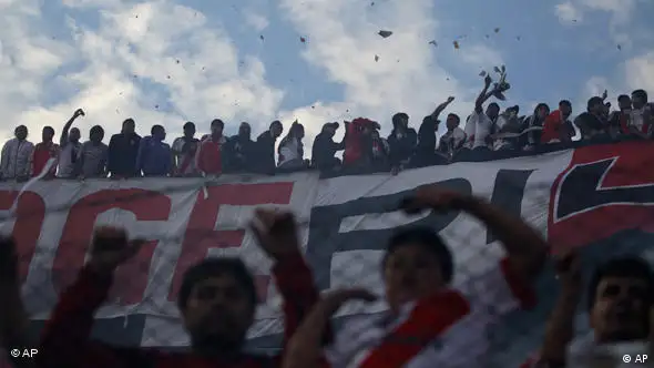 Fans von River Plate jubeln ihrer Mannschaft beim Derby gegen Bocca Juniors zu (Foto: AP)