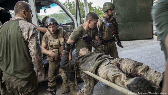 Ukraine | Krieg | Verletzter Soldat in Sewersk