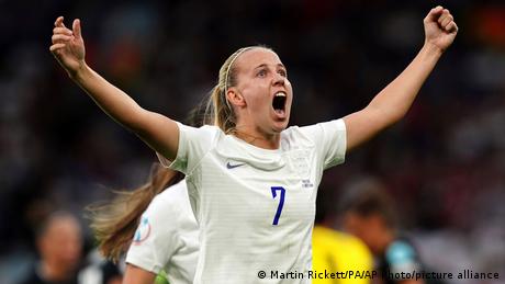 Beth Mead bejubelt ihren Treffer zum 1:0 für England gegen Österreich