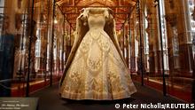 वो खास लिबास
महारानी एलिजाबेथ का यह लिबास लंदन के विंडसर कासल में प्रदर्शन के लिए रखा गया है.
