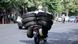 Iran Teheran | Motorradfahrer transportieren schwere Lasten Iran Teheran | Motorradfahrer transportieren schwere Lasten