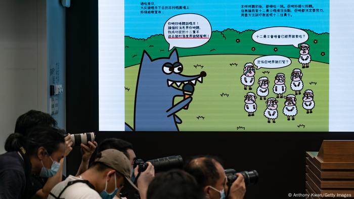 5名香港言语治疗师因为制作和出版3本《羊村》儿童绘本被判入狱19个月