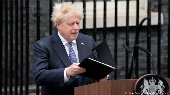 Boris Johnson şi-a anunţat demisia, chiar în faţa Downing Street 10