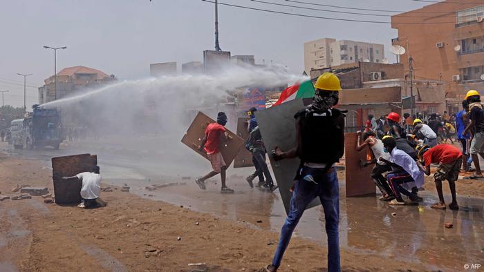 السودان: احتجاجات ضد الانقلاب ومقتل العشرات باشتباكات قبلية