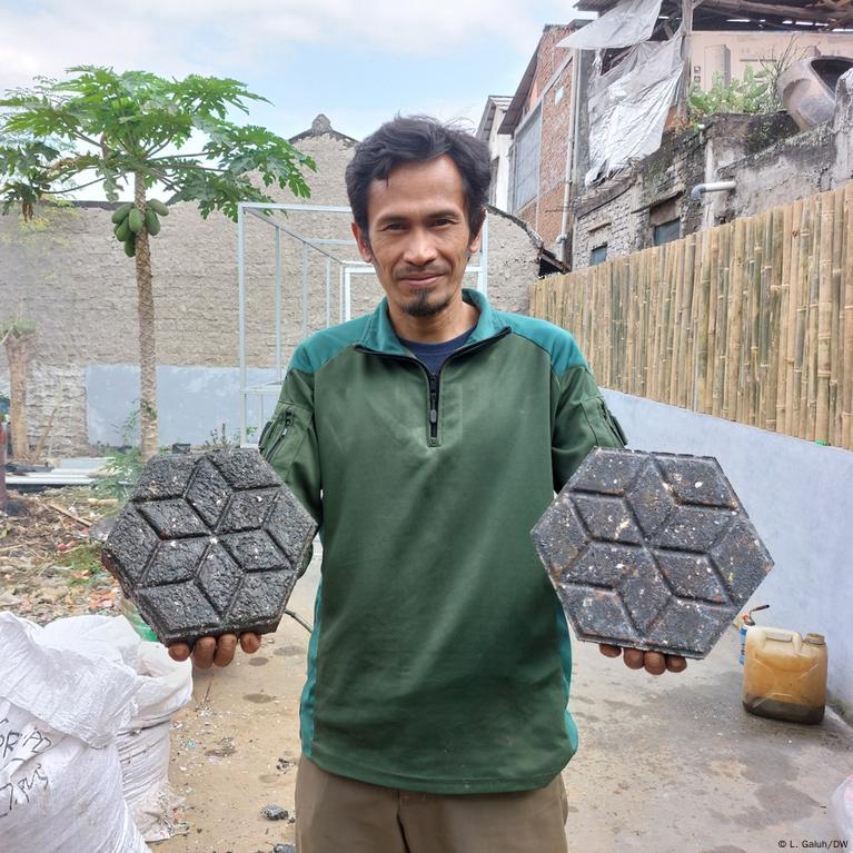 Olah Sampah Plastik Menjadi Paving Block di Bandung – DW – 08.07.2022