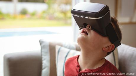 Kind mit VR-Brille