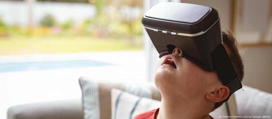 Kind mit VR-Brille