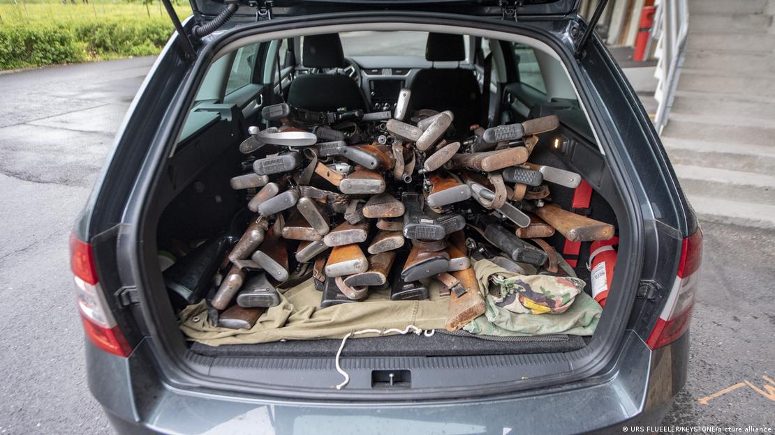 Makine policie me armë që janë dorëzuar në Zvicër, me rastin e një fushate të koordinuar për mbledhjen e armëve në kantonet e Lucernit.