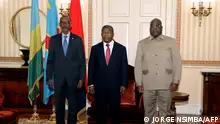 06/07/2022 Rwanda President Paul Kagame (L), Angola President Joao Lourenco (C) and Democratic Republic of Congo President Felix Tshisekedi (R) pose for a photograph in Luanda on July 6, 2022, as they meet for talks after an upsurge in violence in eastern DRC. - The Democratic Republic of Congo and Rwanda have agreed to a de-escalation process following weeks of rising tensions over rebel fighting in eastern DRC, the Congolese presidency said today after mediated talks. (Photo by Jorge NSIMBA / AFP)