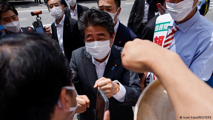 Shinzo Abe offenbar bei Attentat schwer verletzt