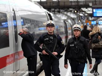 Bundespolizisten stehen im Kölner Hauptbahnhof an einem ICE (Foto: dpa)