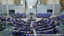 Symbolbild, Symbolfoto des Plenum und Sitzungsaal des Deutschen Bundestag und Parlament bei einer Plenarsitzung im Reichstagsgebaeude Berlin