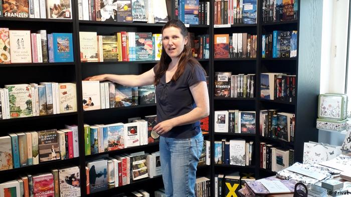 Buchhändlerin Jessica Bälz steht vor einem Bücherregal 
