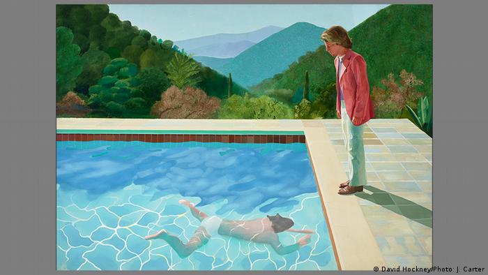 Das Gemälde Portrait of an Artist (Pool with Two Figures) von David Hockney zeigt einen Mann, der im Pool zum Beckenrand taucht. Dort steht ein angezogener Mann und blickt auf ihn herunter.