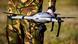 Soldado sujeta un dron del tipo Atlas Pro Soldado sujeta un dron del tipo Atlas Pro