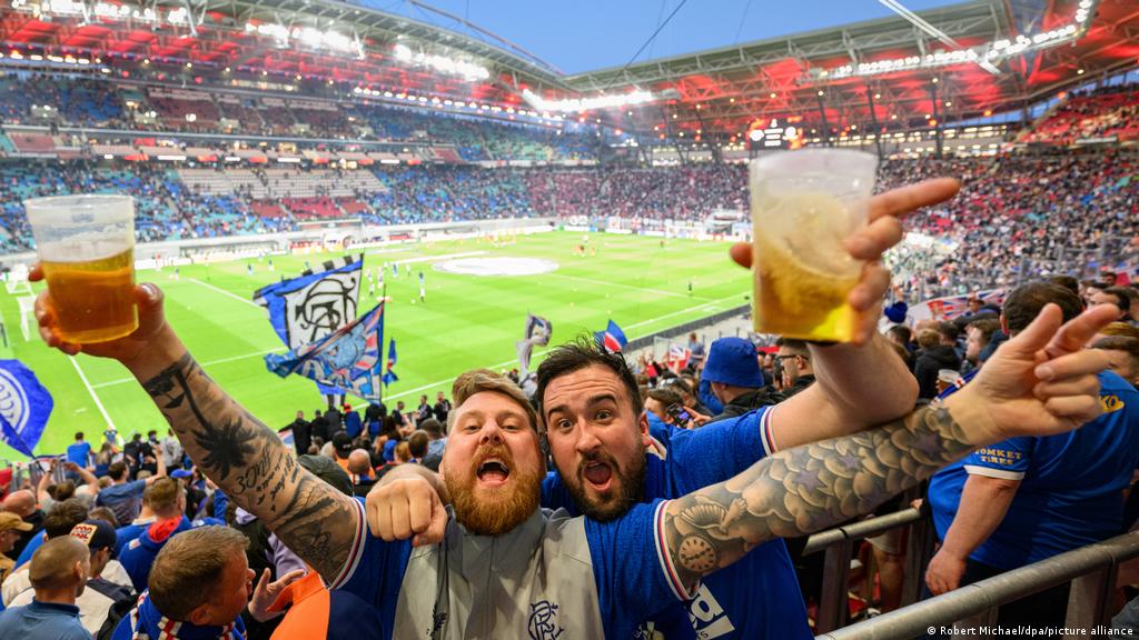 Фенове с алкохол на футболен мач, но не на Световно първенство в Катар