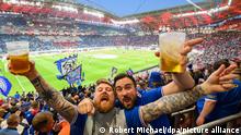 Fußball: Europa League, RB Leipzig - Glasgow Rangers, K.o.-Runde, Halbfinale, Hinspiele, Red Bull Arena. Schottische Fans von Glasgow feiern vor dem Spiel im Stadion. 28.04.2022 