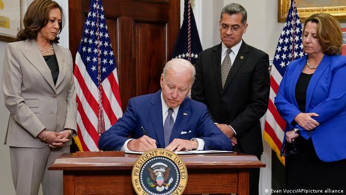 Joe Biden firmó una orden ejecutiva para proteger el acceso al aborto.