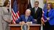 Kamala Harris debout à la droite du président Joe Biden qui signe une décision sur l'avortement (Maison Blanche, 08.07.2022)