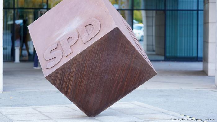 Zeitgeschehen - Würfel vor dem Willy-Brandt-Haus