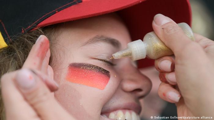 Ovu devojčicu usrećila je zastavica na obrazu, a tek je posle utakmice imala razloga da se raduje: Nemačka je sa 4:0 pobedila Dansku na Evropskom prvenstvu u fudbalu za žene. Utakmica je odigrana u Brentfordu.