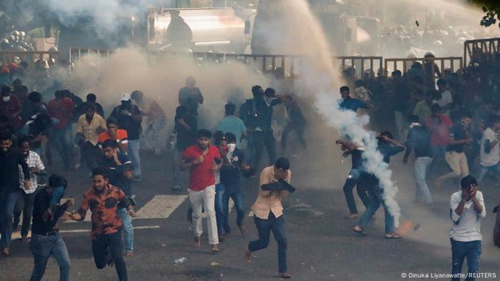 Polícia usou gás lacrimogêneo e canhões de água para tentar deter manifestantes