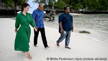 09.07.2022 Annalena Baerbock (l, Bündnis 90/Die Grünen), Bundesministerin des Auswärtigen, wird bei einem Besuch der Inselrepublik Palau von Eyos Rudimch (r), Gouverneur von Koror, und Ngiraibelas Tmetuchl, Minister für Kultur, Tourismus, Entwicklung und Arbeit über die Insel Ngkesill geführt. Im Mittelpunkt des Besuchs stehen die Auswirkungen der Klimakrise. Als Inselstaat ist Palau besonders vom Klimawandel betroffen. +++ dpa-Bildfunk +++