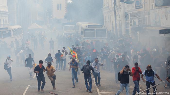 Die Polizei versuchte mit Tränengas, die Demonstranten in der Nähe des Präsidentenpalasts in Colombo zurückzudrängen Die Polizei versuchte mit Tränengas, die Demonstranten in der Nähe des Präsidentenpalasts in Colombo zurückzudrängen